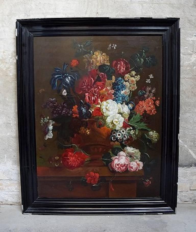 Flower painter early 20th century, flower still life. Large painting.

Oil on board.

Indistinctly signed.

Measures: 90 x 68 cm. 

The frame measures 10 cm.