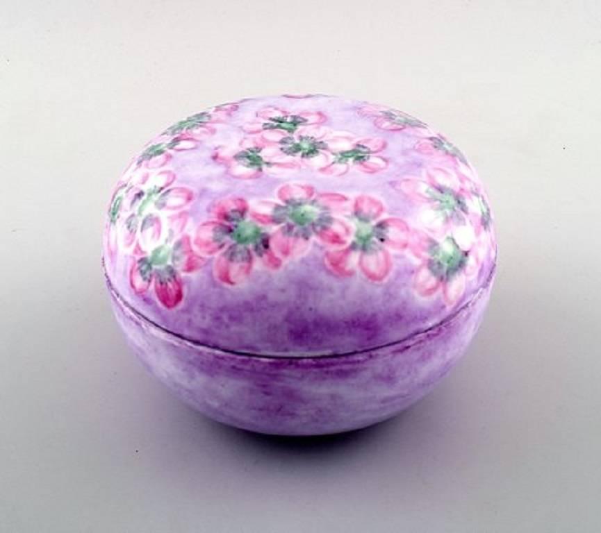 Rosenthal lidded jar / jewelry box, hand-painted.

Hand-painted with pink flowers.

Year 1891-1906.

In perfect condition.

Measures: 14 x 10 cm.