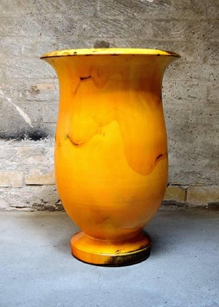 Large Kähler, Denmark, Svend Hammershøi/Hammershoi, glazed large vase in stoneware.

In perfect condition.

Beautiful uranium yellow glaze.

Stamped. 30/40 s.

Measures: 48 x 33 cm.