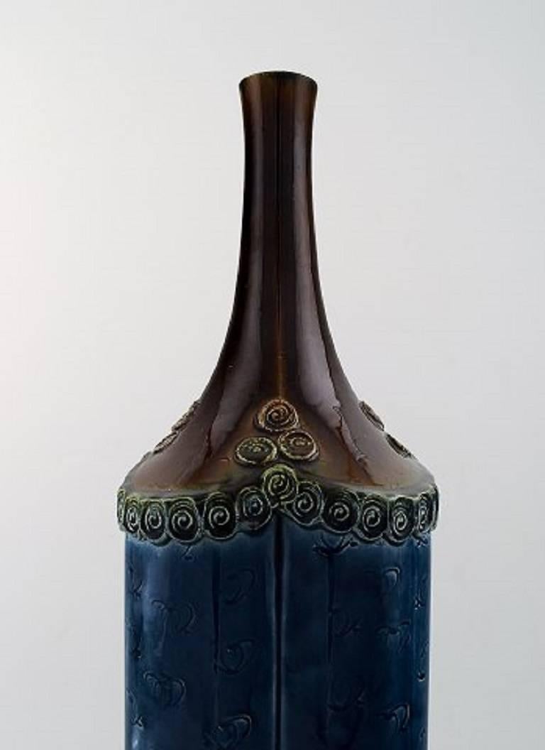 Large Rosenthal Bjørn Wiinblad large ceramic vase, decorated in blue and brown.

In perfect condition.

Measures 48 x 15 cm.

Marked.