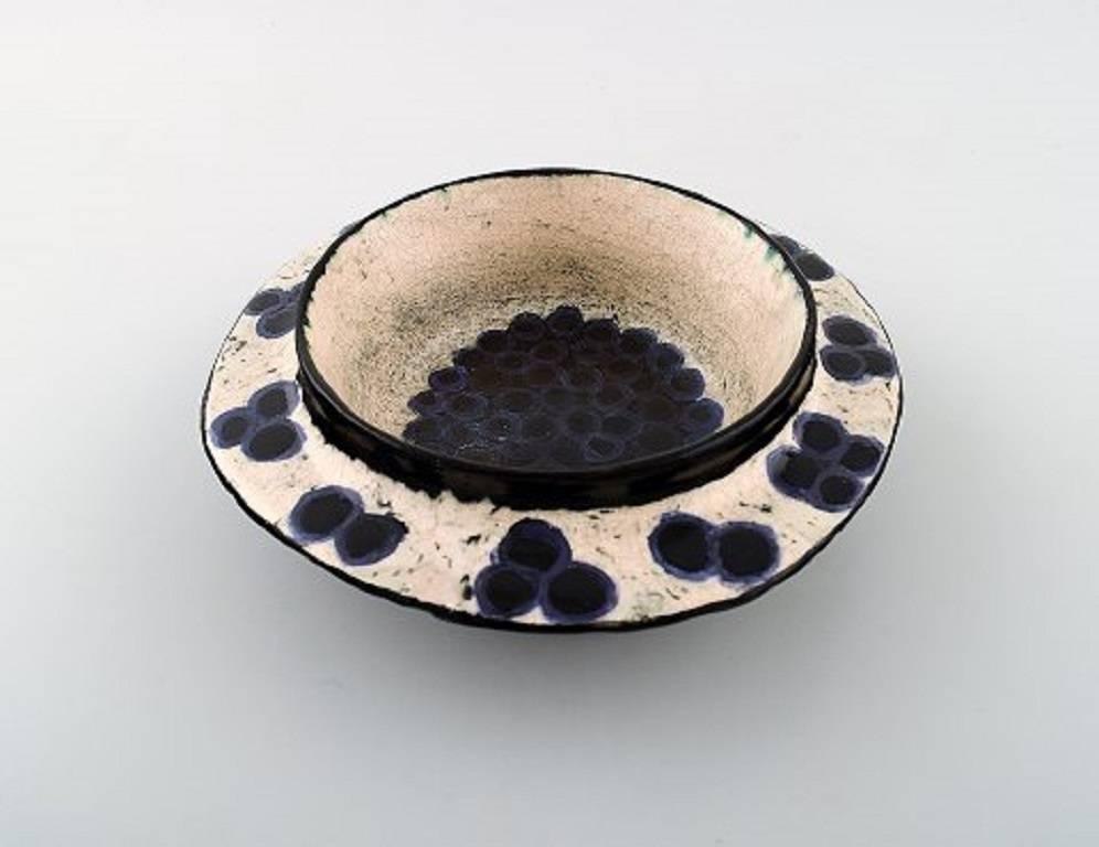 Unique Birger Kaipiainen (1915-1988) Finnish ceramist.

Bowl decorated in purple nuances. Unique work 1950s.

Measures: 18 cm. x 6 cm.

In perfect condition

Signed.