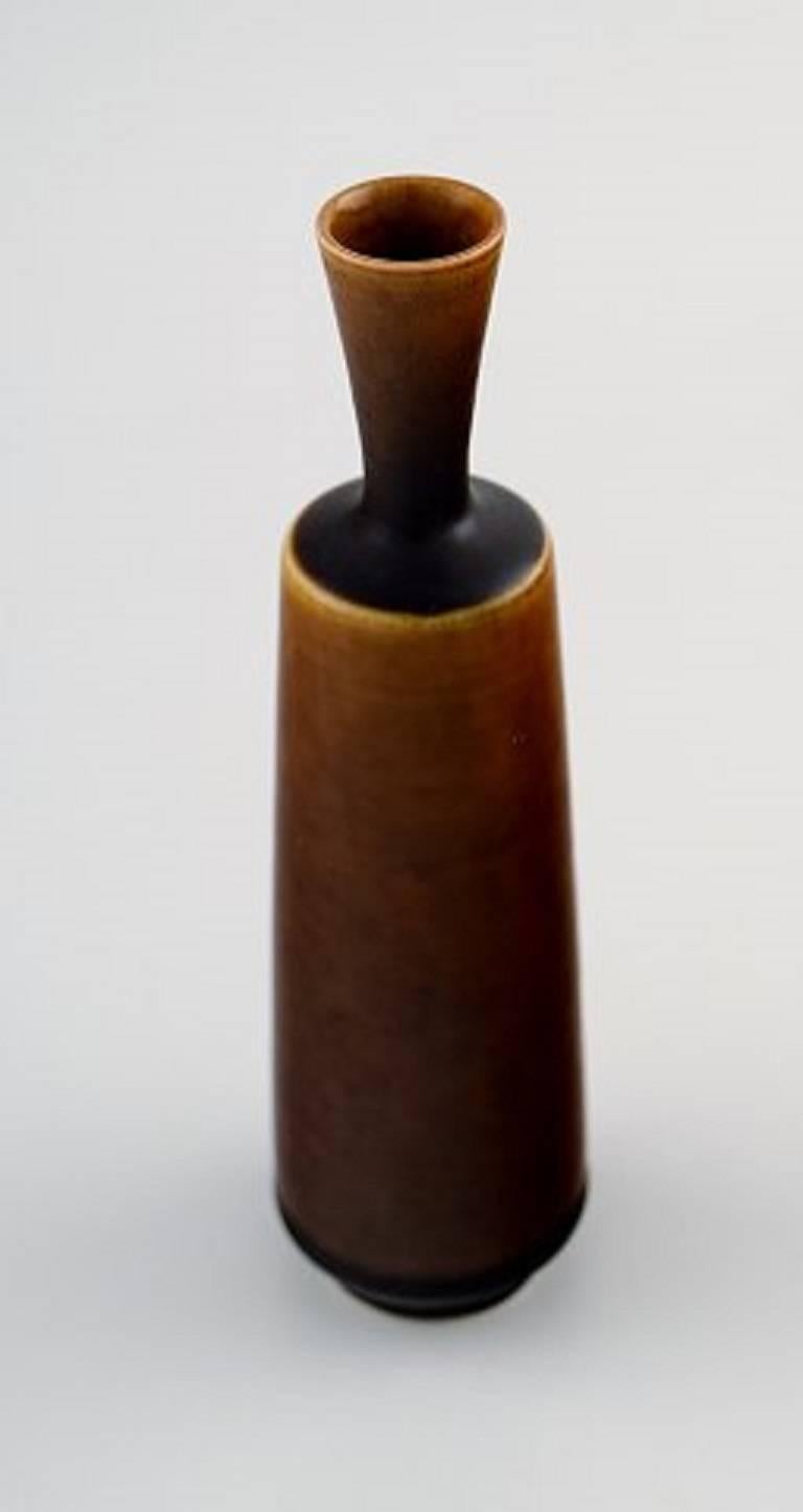 Berndt Friberg Studio Pottery vase. Modern Swedish design. 

Unique, handmade. 

Great glaze in shades of brown!

Perfect. First factory quality.

Measures: 15 x 3.5 cm.