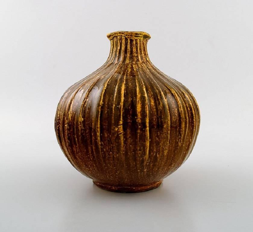 Kähler, HAK, Svend Hammershøi, glazed stoneware vase.

In perfect condition.

Beautiful yellow glaze.

Marked.

Measures 17 x 14 cm.