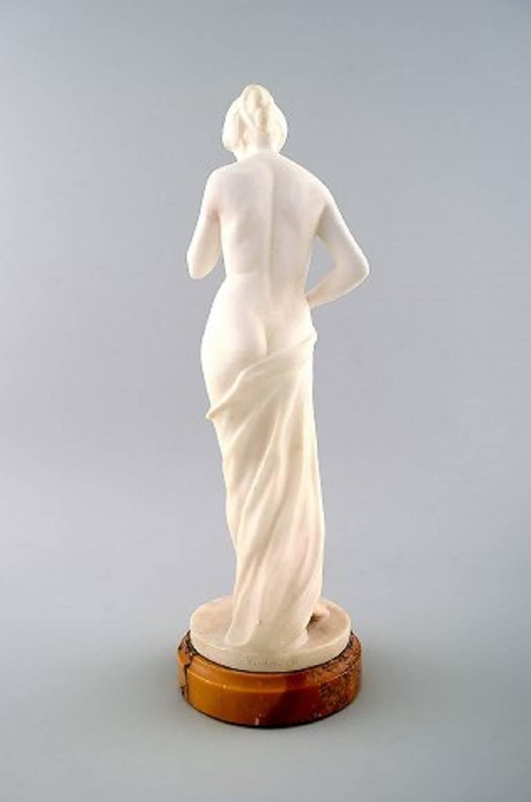 Large Figure of Naked Woman in Alabaster on Marble Base, Early 20th Century In Excellent Condition In Copenhagen, DK