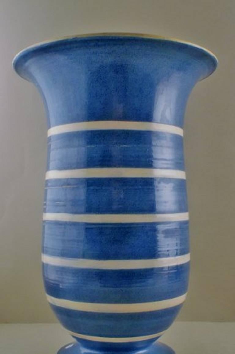 Very large Kähler, HAK, glazed stoneware vase.

In very good condition.

Beautiful glaze. Stamped.

Size: 44 cm. high. 19 cm. in diameter.

