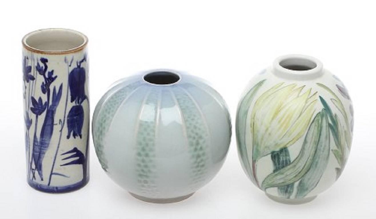 Three Carl-Harry Stålhane vases in ceramic, Rørstrand and "Designhuset".

Measures: Heights: 12-15 cm.

In good condition.