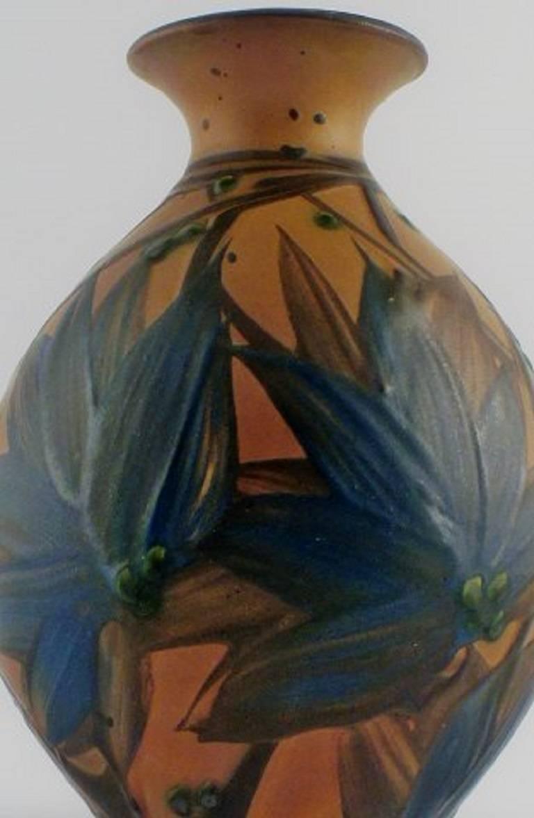 Kähler, HAK, Vase aus glasiertem Steingut. 

Schöne Glasur in dunkelblauen Farbtönen.

Gestempelt. 

Maße: 25 cm. x 16 cm. 

In gutem Zustand.