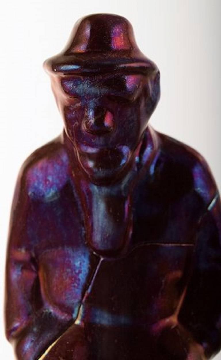Grande e imponente collezione privata danese (in totale 42 vasi unici, ciotole, statuette, ecc.) Soren Kongstrand 1872-1951) e Jens Petersen (1890-1956). 

Figura di uomo anziano, Jens Petersen, firmata JP. 

Misura 24 cm. 

In perfette condizioni.