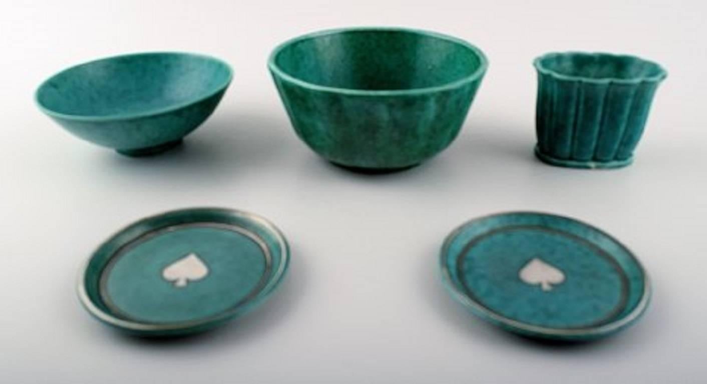 Wilhelm Kåge, Josef Ekberg, Gustavsberg Argenta, trois vases et deux petits plats. 

Estampillé.

1. Qualité d'usine. En parfait état.

Le grand bol mesure 12 x 6 cm.