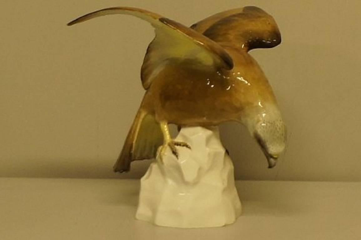 Spode, Copelands China, England. Eagle with outstretched wings. 

Beautiful overglaze figurine in porcelain. 

Measures: 14 cm. high. 

In perfect condition. 

Hallmarked.