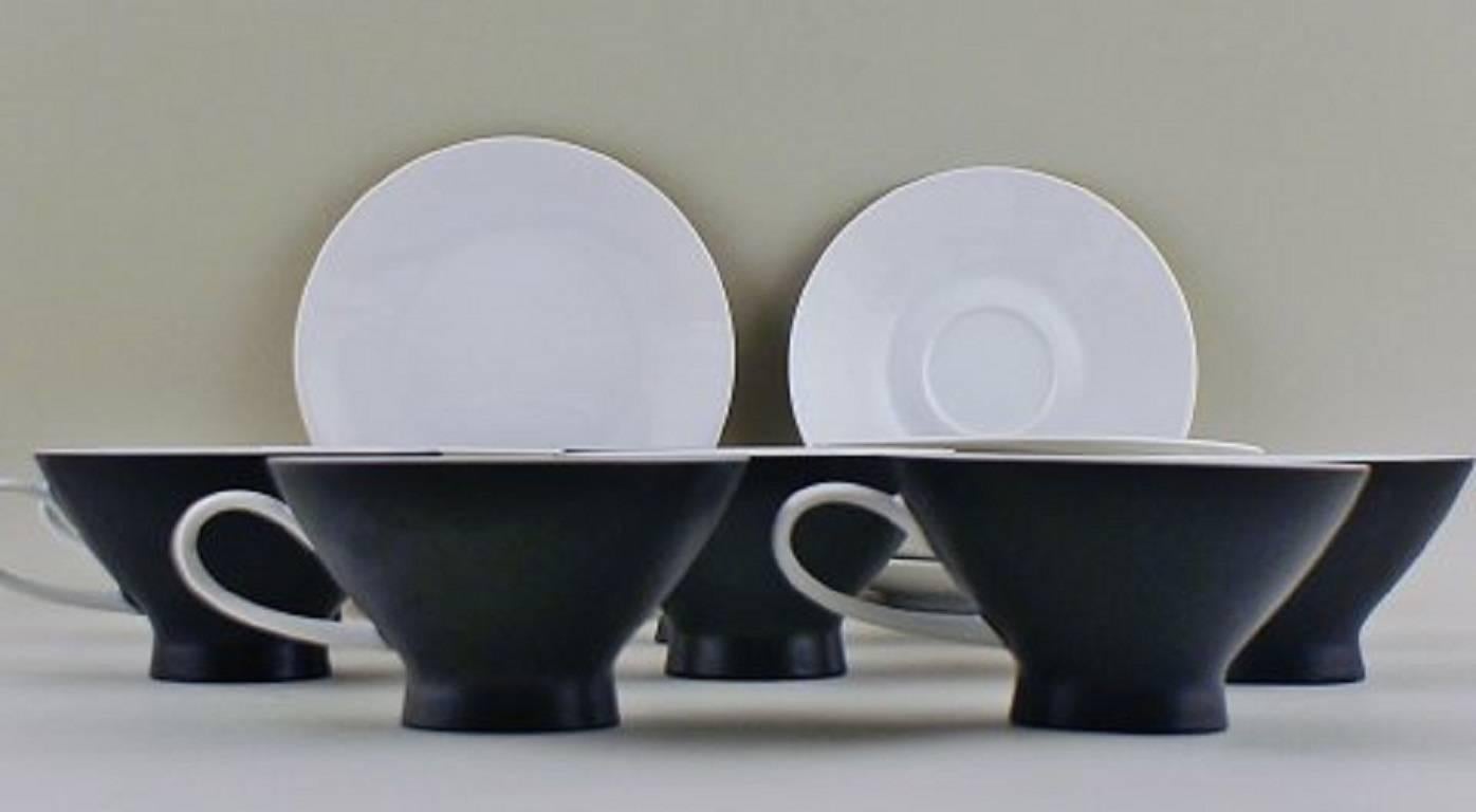 Rosenthal coffee service, eight sets, coffee cups, saucers, dessert plates.

Beautiful modern coffee service in black and white.

In good condition.

Dimensions: Coffee cup 6 ½ cm. tall.

Dessert plate 17 cm. in diameter.