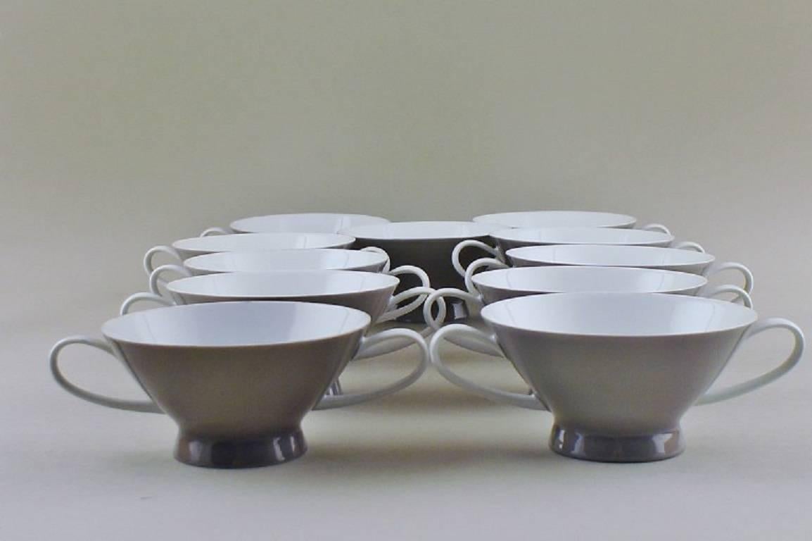 Rosenthal bouillon cups, 11 pieces. 

Beautiful modern design, in dark gray.

In good condition.

 Size: 6 ½ cm. tall. 17 ½ cm. in diameter.