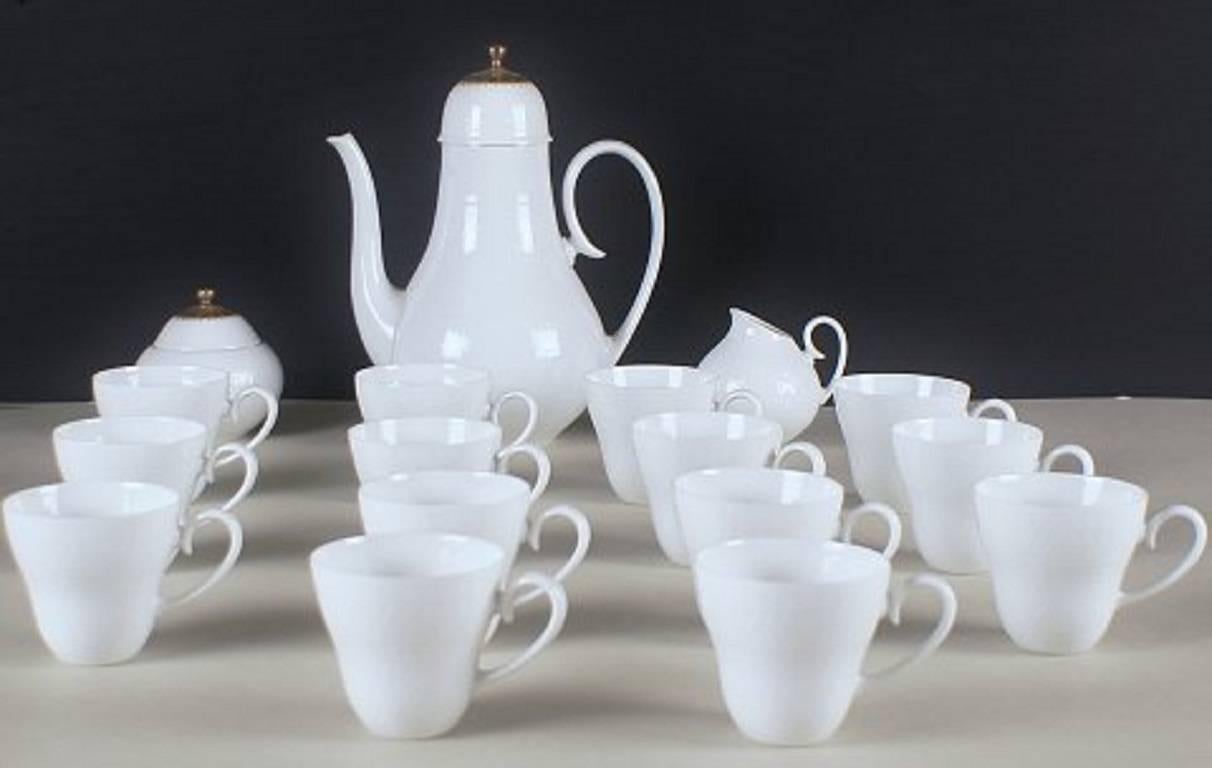 Rosenthal Bjorn Wiinblad. Demitasse cup service with gold decoration, consisting of 14 demitasse cups, coffee pot, sugar bowl and creamer. 

In good condition. 

Measures: Coffee pot: 20 cm. high. 

Demitasse cup 6 ½ cm. tall.