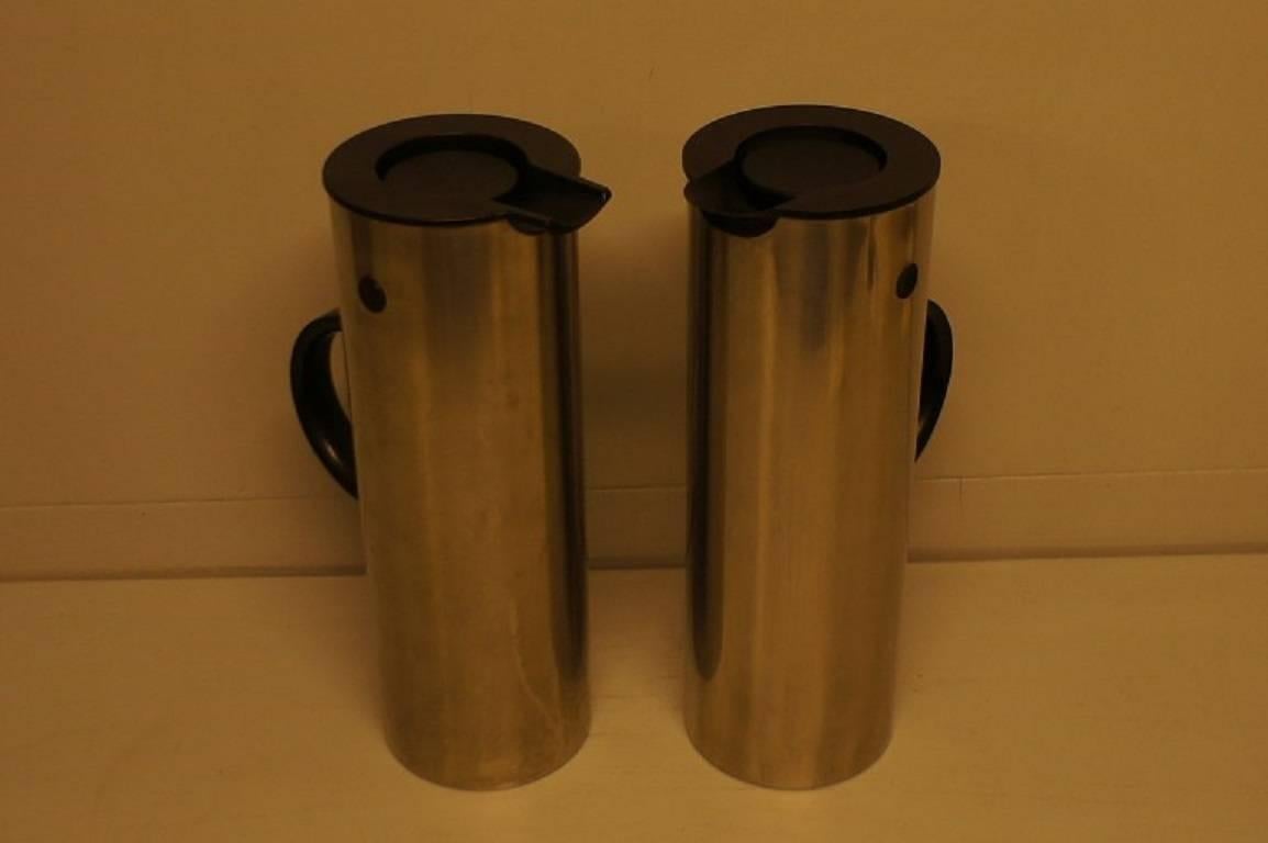 Two Stelton thermal coffee pots in stainless steel. 

Designed by Erik Magnussen. 

30 cm. high. 

In good condition.