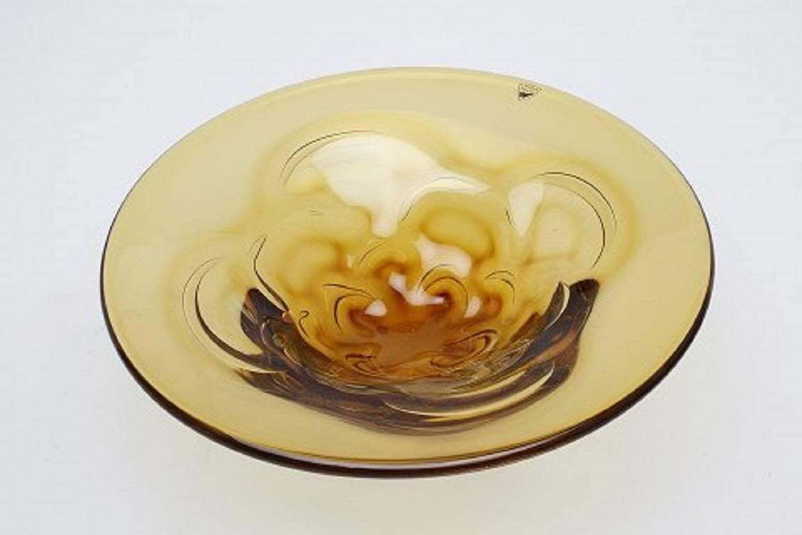 Art glass bowl, amber colored, "Sputnik," Lars Hellsten, Orrefors, signed.

In perfect condition. 

Measures: 31 cm. in diameter, 9 cm. high.
