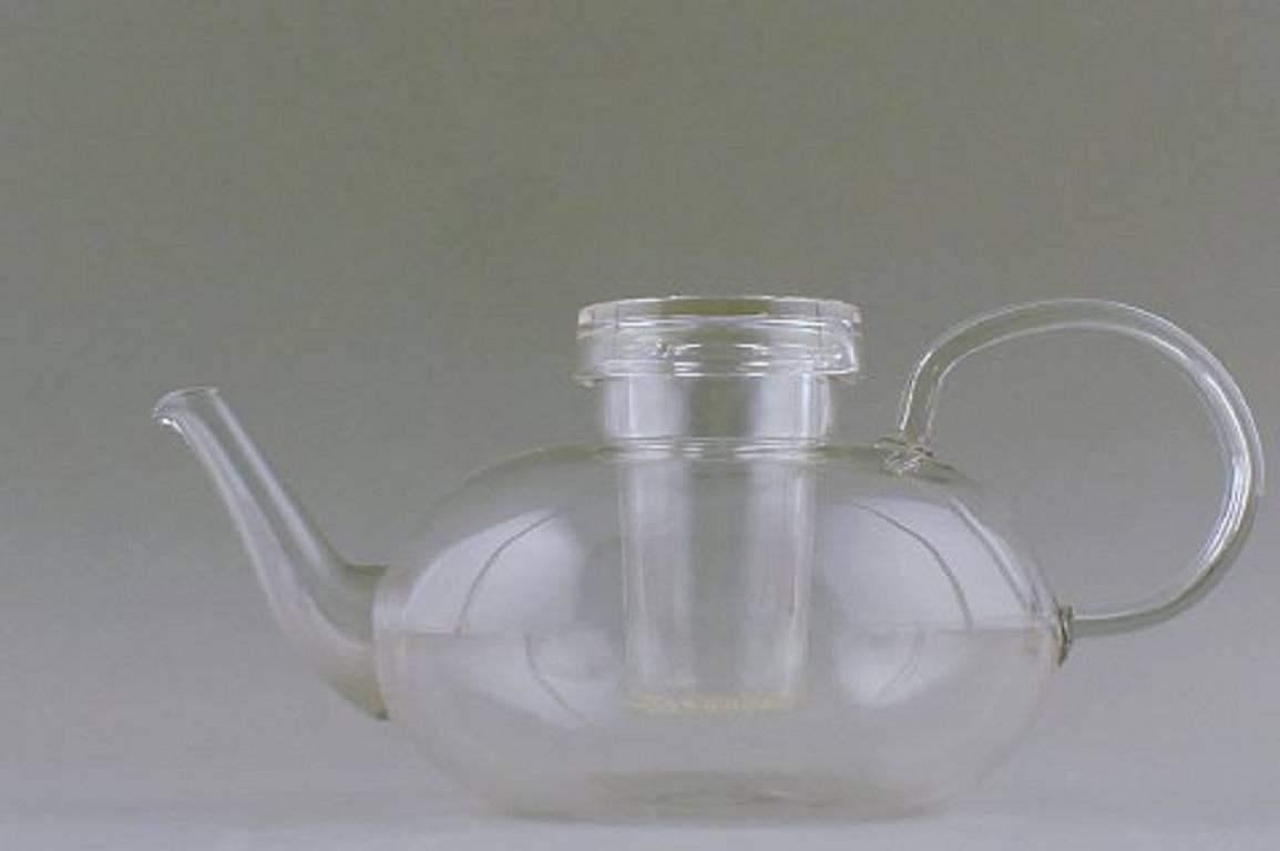 Wilhelm Wagenfeld: "Jena". Tea pot and cream jug of clear glass.
Unstamped. 

1 L. model. 

In good condition. 

Measures: 25 cm. in diameter and 15 cm. tall.