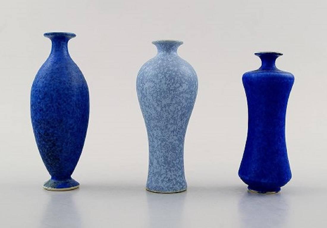 Collection of nine unique miniature ceramic vases by Per Liljegren.

Signed. Swedish design. 

In perfect condition.

Beautiful glazes in blue.

Height: 12 cm. (Highest vase).