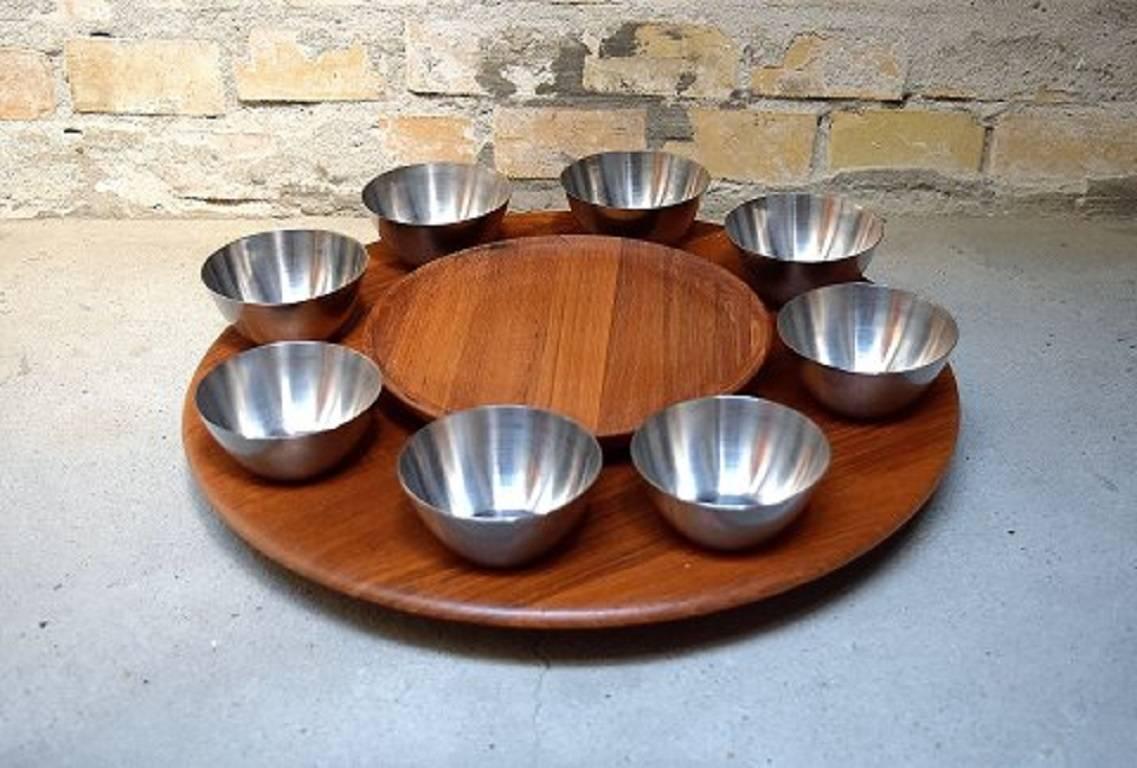 Flemming Digsmed, complete fondue for eight-piece. 

Round dish on swivel base in teak with eight cups and sticks, sauce pan and burner.

Danish design 1960s.

In fine condition.

Measures 38 cm.

Marked Digsmed Denmark.