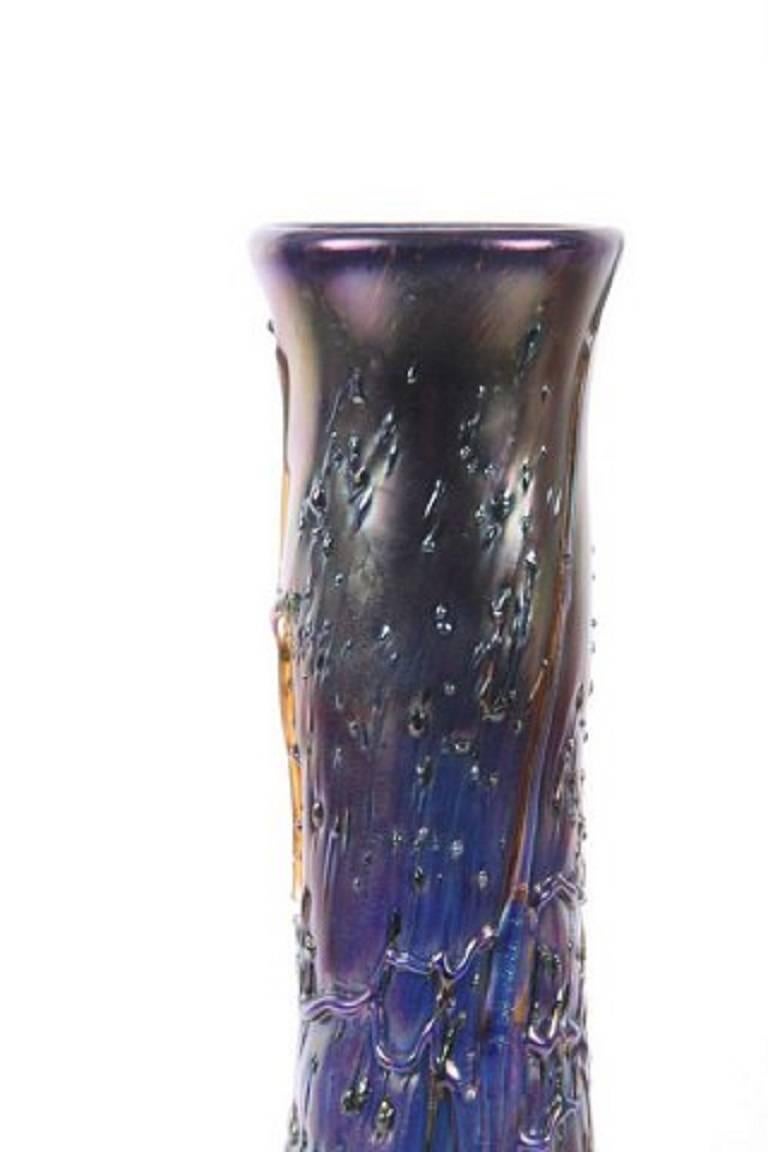 Grande vaso in vetro artistico Art Nouveau. 

Colori arcobaleno con sfumature di viola e verde oro. 

Misure: H. 49 cm. 

In buone condizioni.