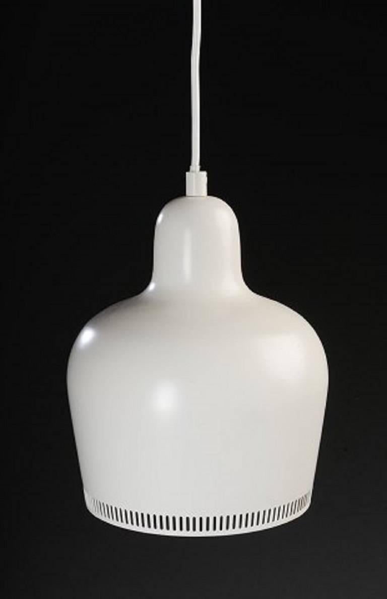 Alvar Aalto (1898-1976) Pendelleuchte aus weiß lackiertem Stahl, Modell A 330. 

Entworfen im Jahr 1935 für das Restaurant Savoy in Helsinki. 

Produziert von Artek. 

Maße: Höhe 20 cm, Durchmesser 14,5 cm. 

In gutem Zustand.