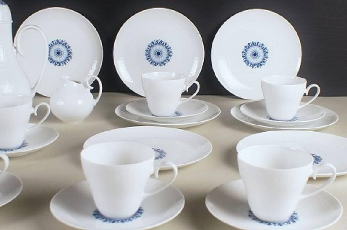 Rosenthal Bjorn Wiinblad "Romanze," eight-piece coffee service with blue decoration,

consisting of 8 +8 +8 coffee cups, saucers, dessert plates, coffee pot, creamer. 

In good condition.

Coffee pot: 25 cm. tall.
