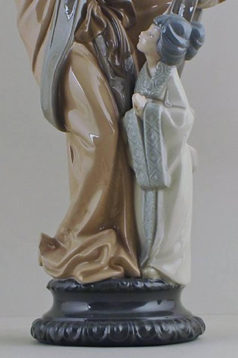 Large Nao porcelain figurine, Japanese mother and daughter.

In perfect condition. 

40 cm. tall.