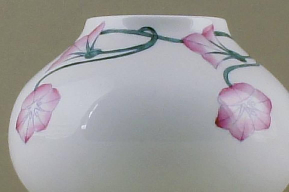 Vase Rorstrand Art Nouveau en porcelaine décorée de fleurs.

Mesures : 9 cm. de haut.

En bon état. Estampillé.
