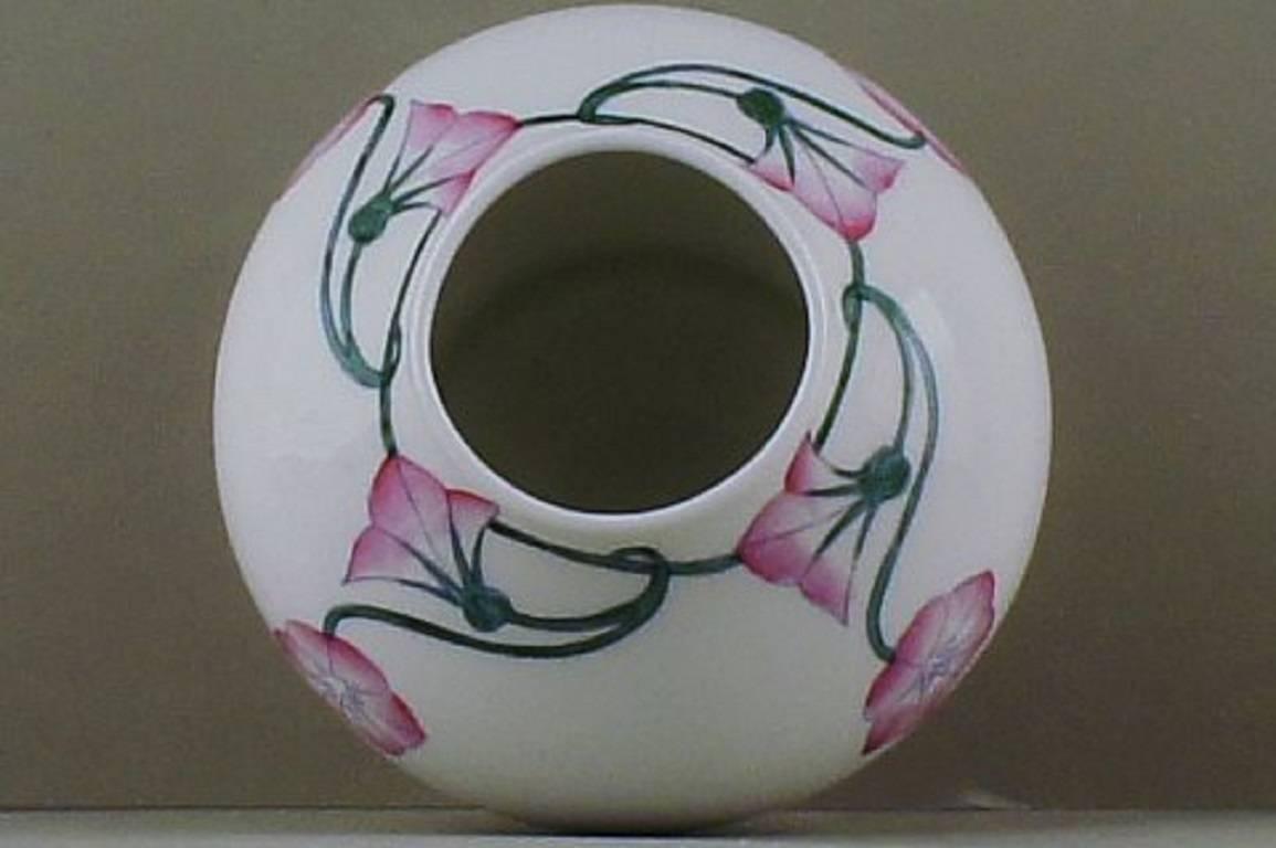 Suédois Vase Rorstrand Art Nouveau en porcelaine décoré de fleurs en vente