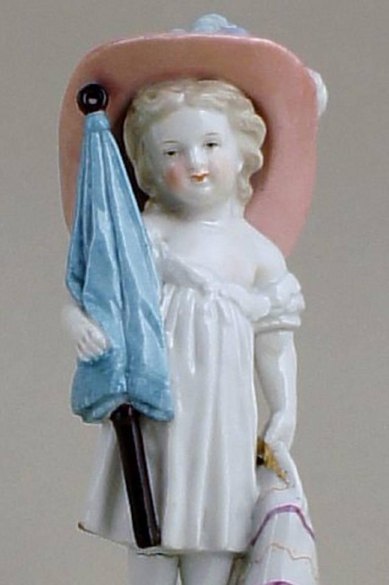 Milan, G. Richardi, circa 1860-1870s. Girl with summer hat, bag and umbrella in porcelain.

Hand-painted in polychrome colors.

In good condition, small firing defect.

Measures: 19 cm. high.