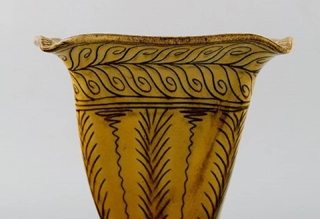 Kähler, Denmark, glazed stoneware vase, 1930s-1940s.

In perfect condition.

Beautiful yellow glaze.

Marked.

Measures 15 x 14 cm.

