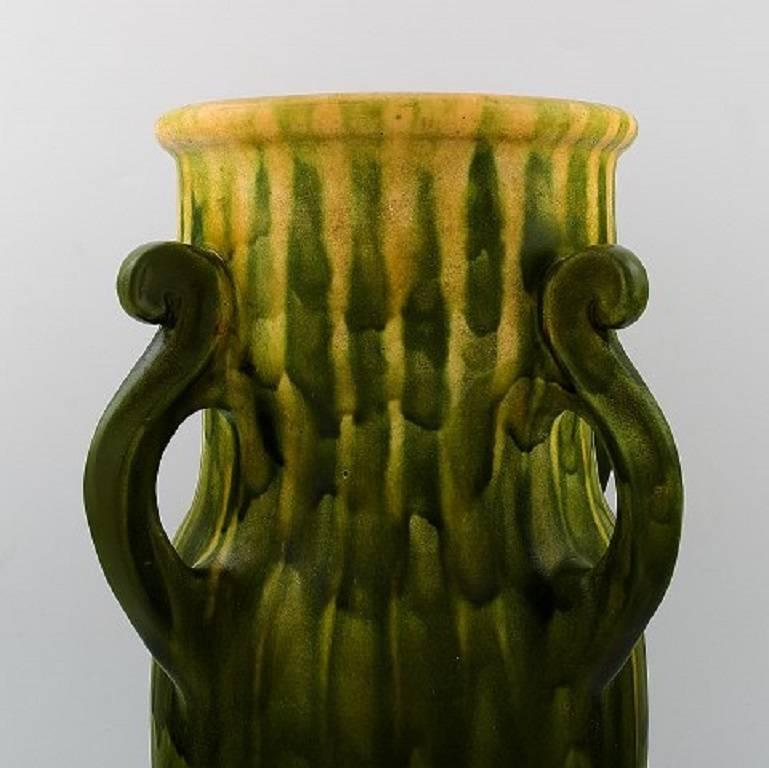 Kähler, Denmark, glazed stoneware vase with handles, 1920s.

Green and yellow glaze.

Measures: 33 x 20 cm.

Marked.

In perfect condition.
