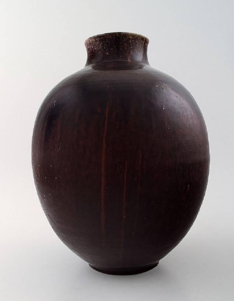 Royal Copenhagen Kresten Bloch unique oxblood glaze stoneware vase.

Stamped in monogram

In perfect condition, 1st. factory quality.

Measures: 26 x 18 cm.