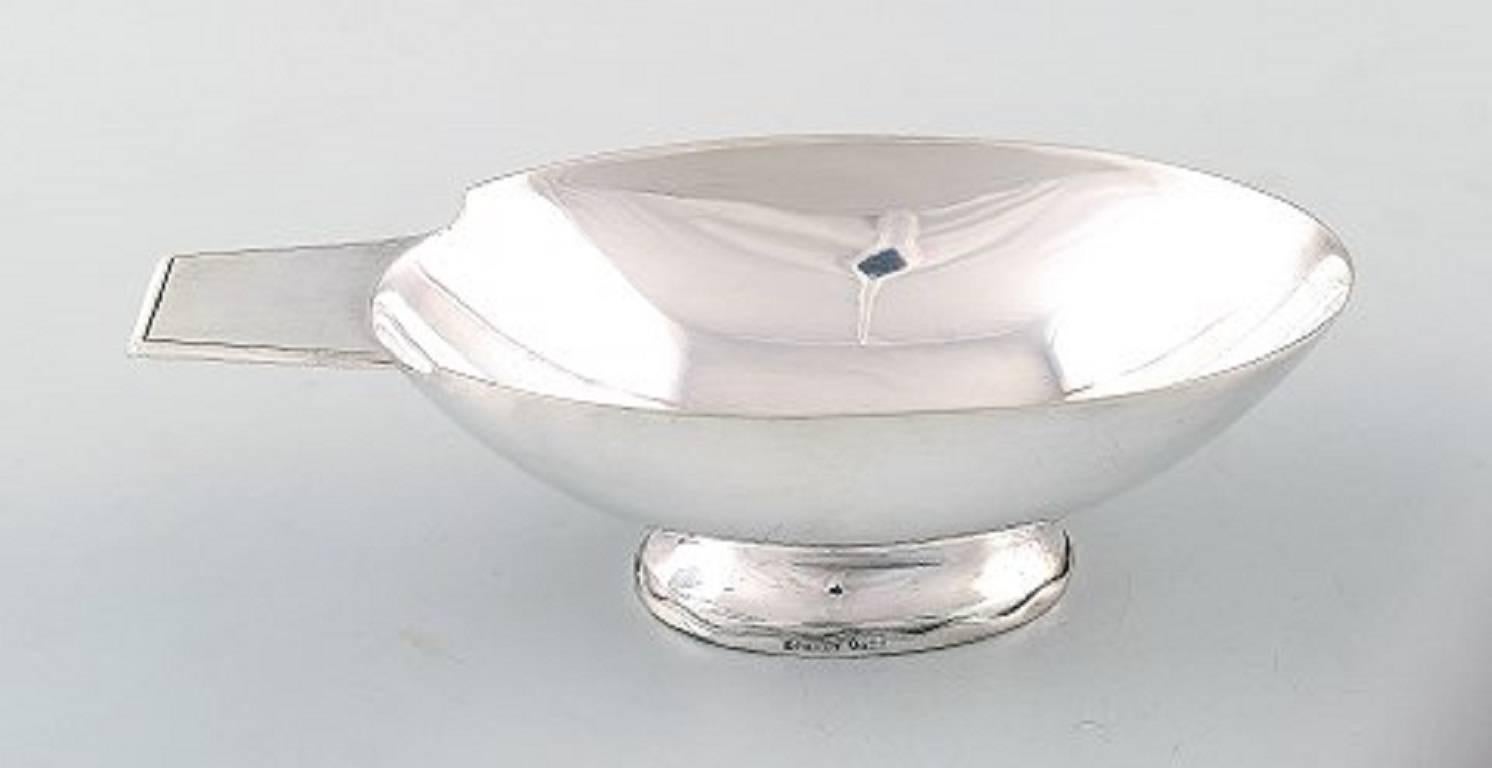 Rare and fine silver plated "Swan" sauce and gravy boat created by Christian Fjerdingstad for Christofle.

Good very good original condition.

1930s.

Stamped "Gallia/0422 /OC.

Measures: 8" L x 4" W x 2.25" H.