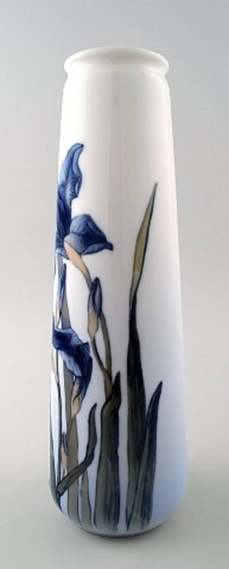 B & G / Bing & Grondahl Art Nouveau vase decorated with flowers.

Measures 25 cm. Marked. 

Artist Signature SM

2. factory quality, in good condition, small firing crack.
