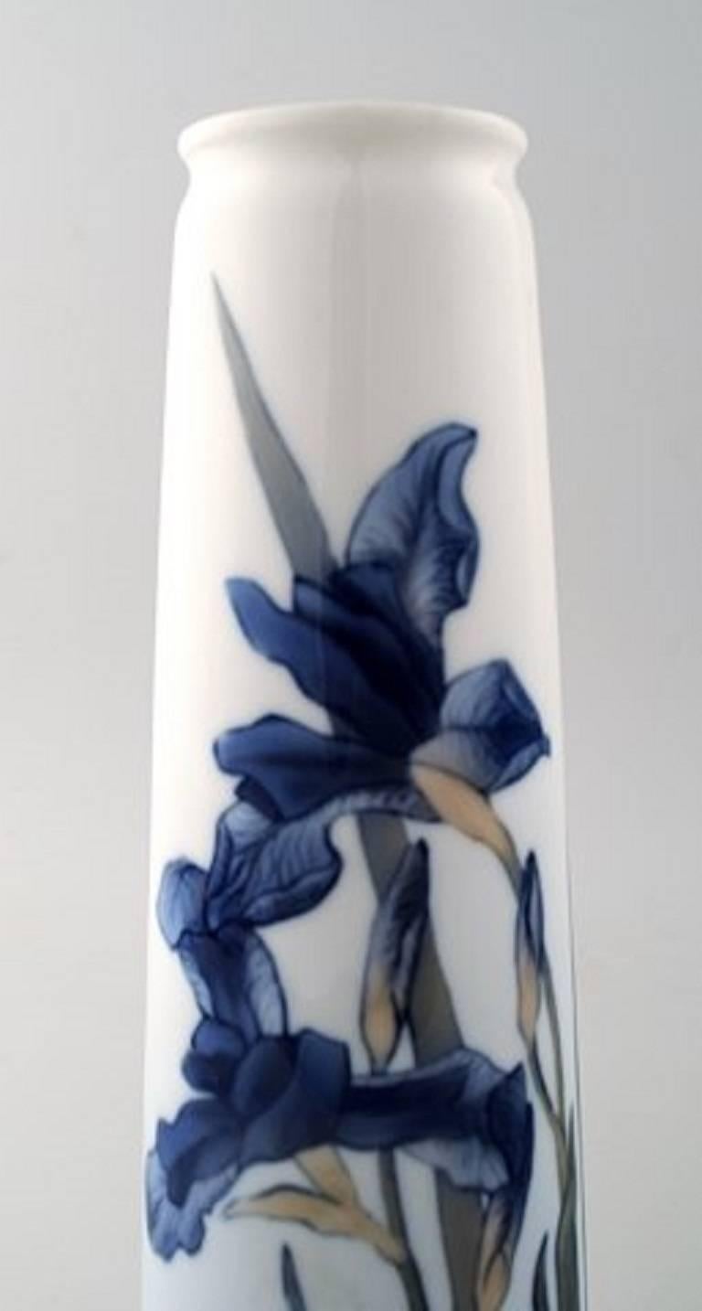 B & G / Bing & Grondahl Art Nouveau vase decorated with flowers In Good Condition In Copenhagen, DK