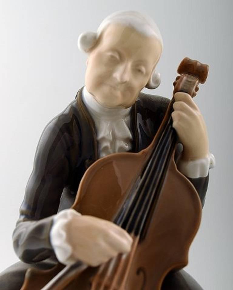 Bing & Grondahl Musician / Cellist B&G 2032 Man with Cello In Excellent Condition In Copenhagen, DK