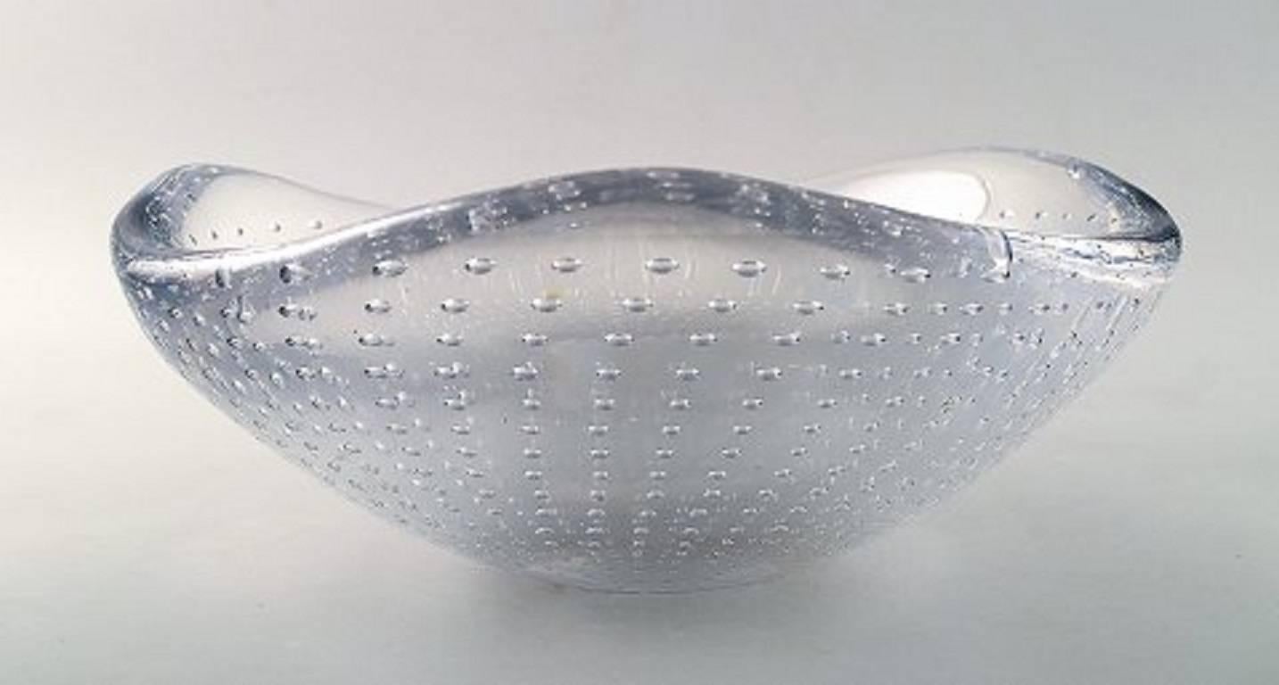 Signed Kosta Boda, Vicke Lindstrand art glass bowl.

A bowl by famed designer Vicke Lindstrand of Kosta. 

Lindstrand is one of the leading designers of art glass in the world and especially in Scandinavia. He has worked for many of the great