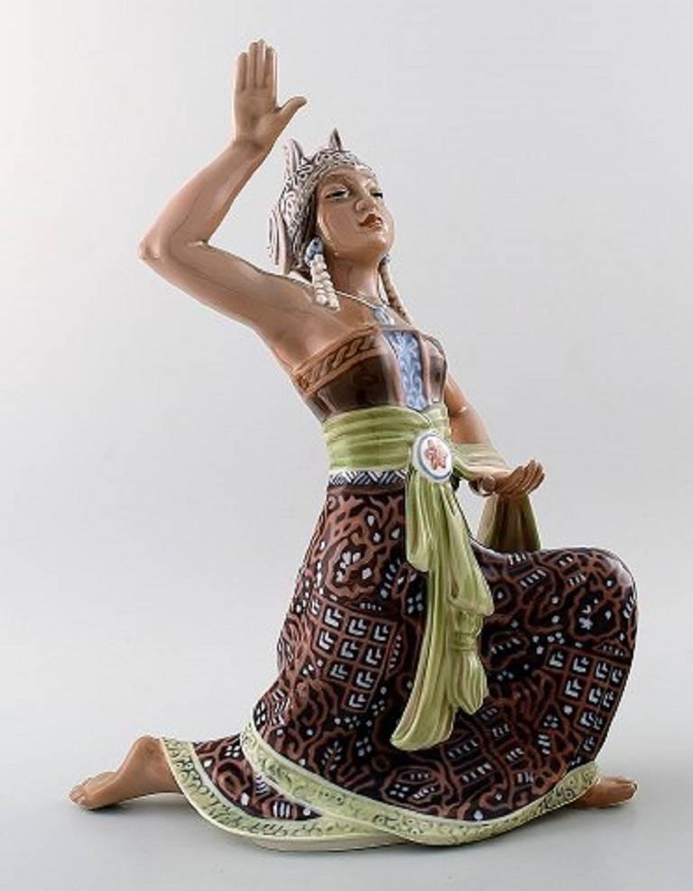 Rare Dahl Jensen, Denmark, dancer 1208.

Oriental figure Sumatra dancer, Dahl Jensen 1208.

Denmark, 1930s-1940s.

Measures: Height 30.5 cm.

1. Factory quality In perfect condition.