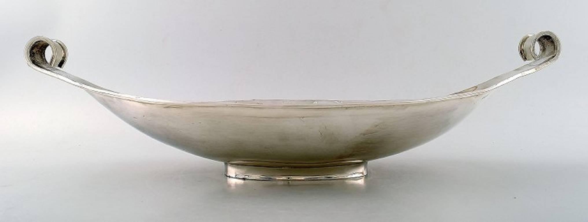Large Art Deco centrepiece or bowl in sterling silver, 1940s-1950s.

Measures: 45 cm. x 17.5 cm.

Weight: 721 grams.

Signed illegible.

In very good condition.