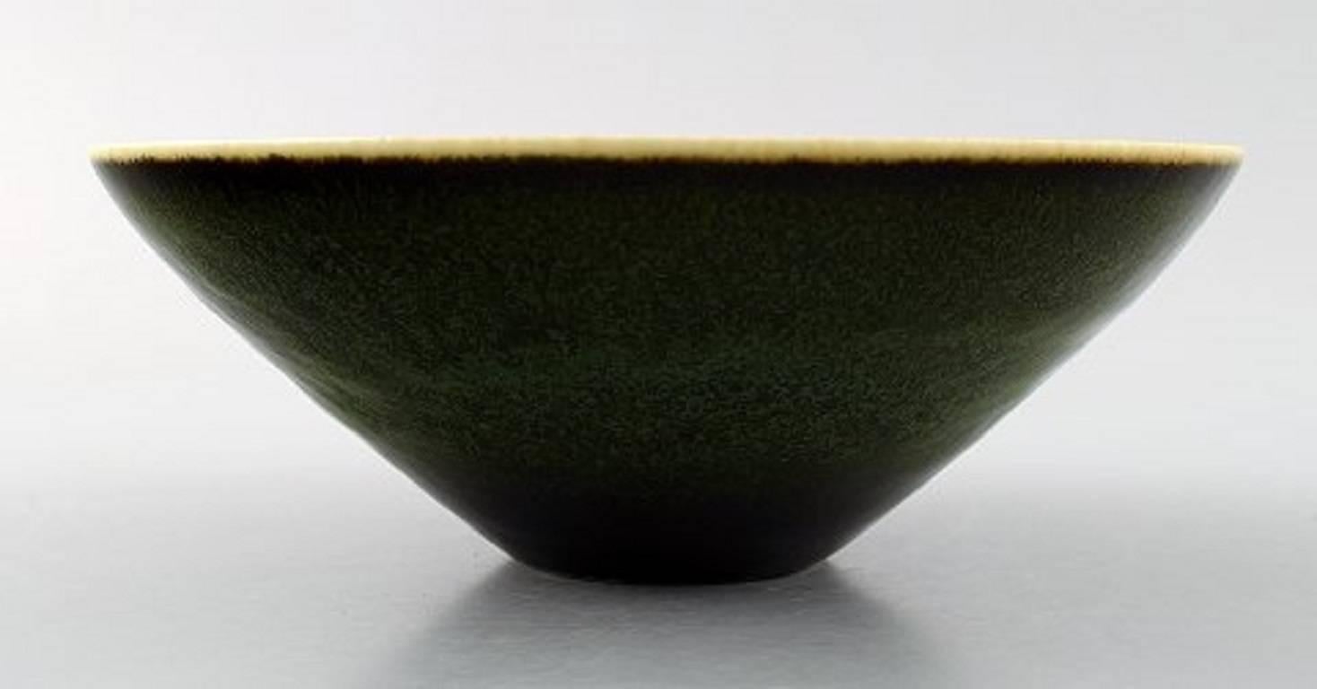 Carl Harry Stalhane, Rörstrand stoneware bowl.

Sweden, mid-20 century.

Beautiful glaze in shades of green.

In perfect condition, first. factory quality.

Measures 17 x 7 cm.