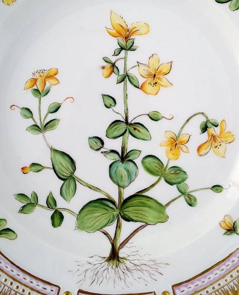 Royal Copenhagen Flora Danica dinner plate.

25.5 cm. in diameter.

First, perfect condition.