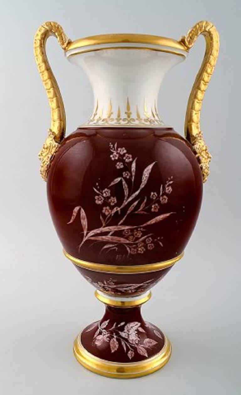 Große antike B&G Bing & Grondahl Vase in lila mit Henkeln in Gold mit Faun-Gesicht.

Früher Stempel. Datiert 1888, mit Monogramm.

1. Fabrikqualität. In perfektem Zustand.

Maße: 34 x 17 cm.