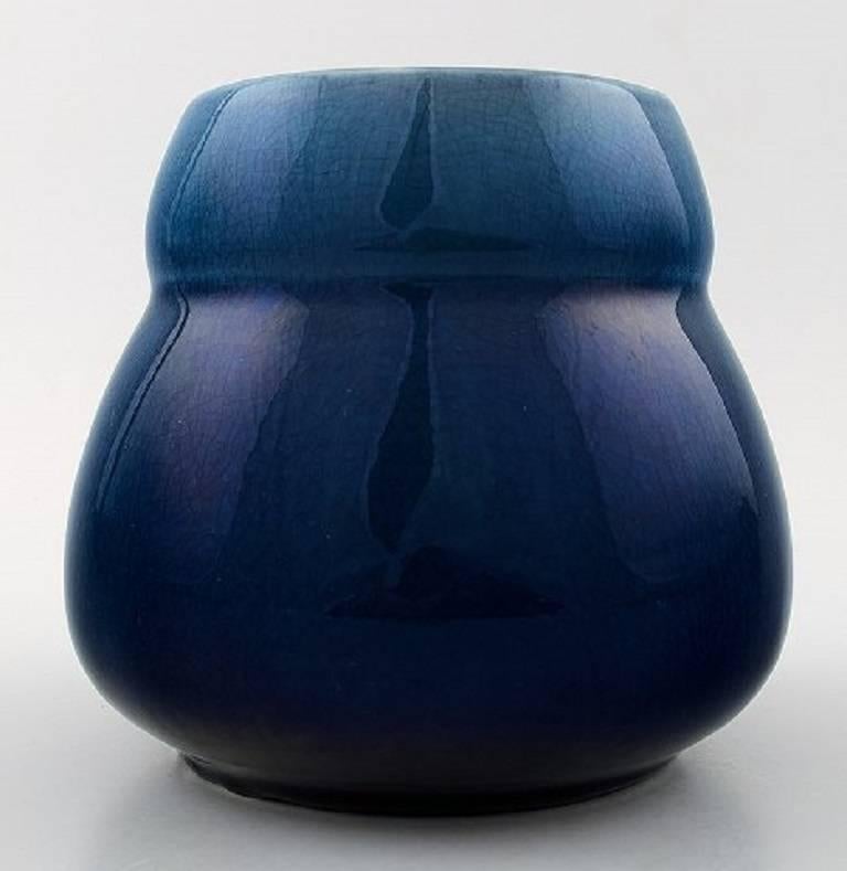 A pair of Rörstrand Art deco lidded vases in dark blue faience,

Sweden, 1930-1940s.

Measures: 12.5 and 12.5 cm.

In perfect condition.

Marked.