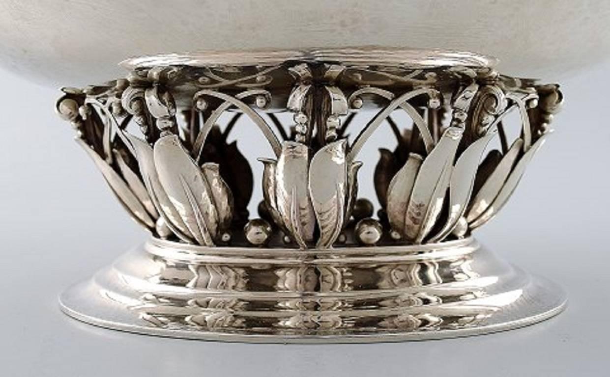 Georg Jensen, Oval, Hammered Sterling Silver Centrepiece In Excellent Condition In Copenhagen, DK