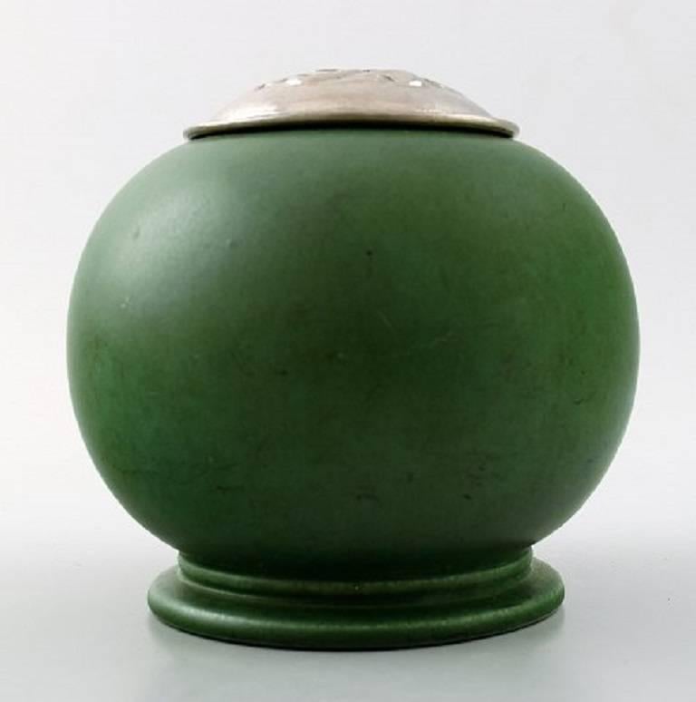 Gunnar Nylund, Rörstrand Art Deco "Plano" vase in ceramics with Art Nouveau lid in pewter.

Beautiful glaze in shades of green.

Measures 10 x 13 cm.

In perfect condition. 1st. factory quality.