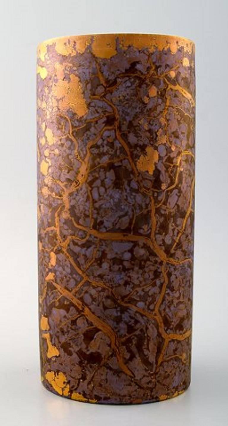 Rosenthal studio line, H. Dresler porcelain vase, decorated in gold.

In perfect condition.

Measures 20 x 7 cm.

Marked.