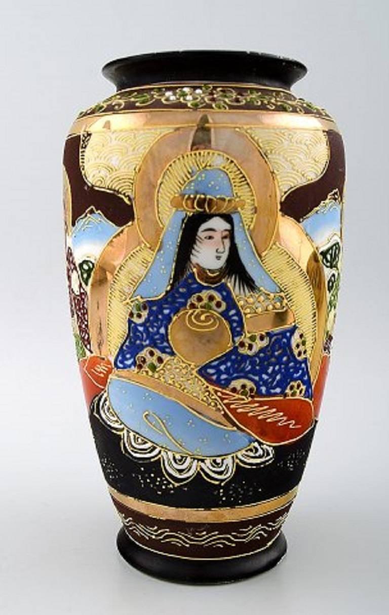 Satsuma: Three pieces, vase, lidded box and an incense burner.

Decorated with figures on gold.

Measures: Largest vase 18 cm.

Marked.

Japan, early 20th century.

In perfect condition.