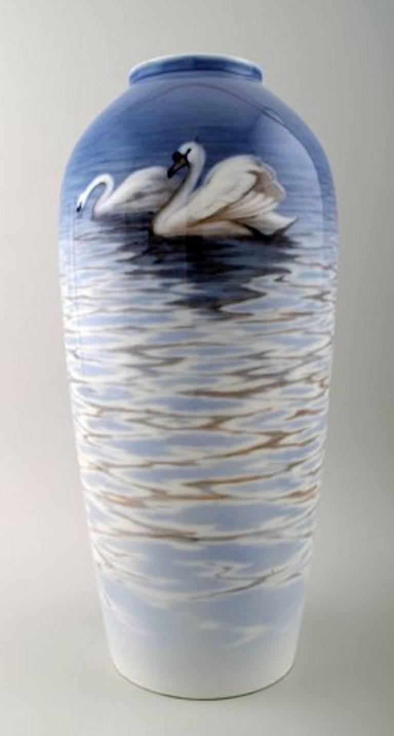 Margrethe Hyldahl (1881-1963) large beautiful porcelain vase B&G Bing & Grondahl, decorated with swans.

Stamped: MH, 4786/14.

Measures: 38 cm. x 15 cm.

1. factory quality, in perfect condition.