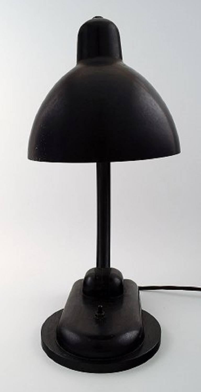 Industrial table lamp in bakelite.

Germany, 1930s-1940s Bauhaus.

Measures: Height app. 40 cm.

Natural patina. Very good condition.

Marked.