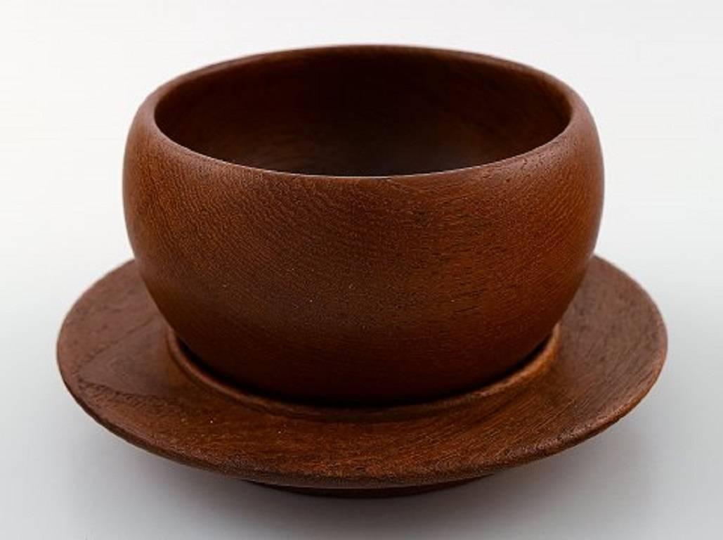 Kay Bojesen, Denmark.

Bowl on stand in teak.

Measures: 16 x 10 cm.

Very good condition, beautiful patina.

Marked.